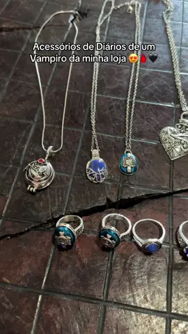Link do nosso site aqui na bio ou no insta MILLYYSERIES 🖤 correeee que esgota rápido viu 🩸✨ . . . . #thevampirediaries #diariosdeumvampiro #theoriginals #osoriginais #damonsalvatore #stefansalvatore #elenagilbert #katherinepierce #carolineforbes #klausmikaelson #viral #foryou #fy #fyp 
