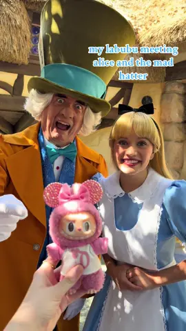 this was so funnyyyy 🩵 #labubu #labubuthemonsters #labubumacarons #disney #disneyland #disneylandcalifornia #disneylandresort #aliceinwonderland 