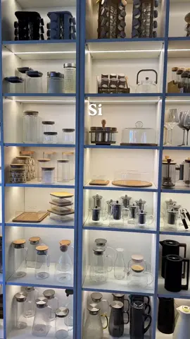 Si estás en ese momento de empezar a decorar tu casa como siempre soñaste, tenés que venir al showroom 🤍 Hay un 40% OFF pagando en efectivo y los productos más lindos que vas a ver. ¿Preferís comprar desde casa? En la web tenés 6 cuotas sin interés 🛒 📍Estamos en frente a la estación Arata de la linea de tren Urquiza Pedí tu cita desde el link en nuestro perfil y venite a elegir todo eso que va a hacer que tu casa se sienta más tuya ✨ #Mudanza #Deco #DecoYBazar #Bazar #AccesoriosDeCocina #InspiracionDeco #EnTuCasa