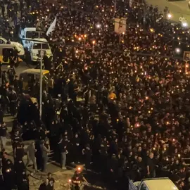 ليلة الوحشة في مدينة الصدر.. الشموع تواسي السيدة والأطفال بعد فقد الرجال العوائل أضاءت شارع الفلاح في التقليد العراقي القديم، تحيي العوائل “ليلة الوحشة” بإيقاد الشموع على أرصفة الشوارع المظلمة أو عبر المسير في مواكب، كسراً لوحشة الليلة الأولى التي قضتها السيدة زينب والأطفال من أهل البيت، بعد أن قام جيش عمر بن سعد بقتل الإمام الحسين وأخيه الإمام العباس وبقية رجال العترة، وأحيى الرجال والسيدات في مدينة الصدر مراسم هذه الليلة بمسيرة طويلة جابت شارع الفلاح وسط المدينة، مع ارتداء السواد وحمل الشموع وترديد القصائد والردات من الرثاء الحسيني. #شبكة_964 #العراق_بصورة_أوضح #بغداد