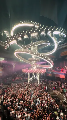 THE chandelier drop at Omnia 🪩 #omnialasvegas #omnianightclub #lasvegas #nightlife #caeserspalace #loudluxury 