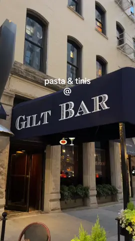 📍 Gilt Bar is always a good idea for martinis & pastas 🍝 Don’t forget the mozz sticks to start & a shared burger for the table is a must 👏🏼 #chicagorestaurants #chicagohappyhour #happyhour #chicagofood 