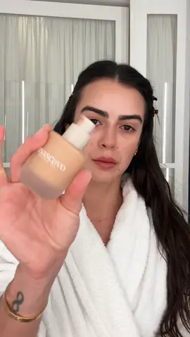 Tirando a preguiça do final de semana 😜 make rapidinha que dá um up na gente! Quem já usou a base líquida #SoftRadiance da Mascavo? Me contem as experiências de vcs aqui!!! 