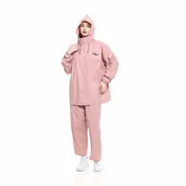 JAS HUJAN HOODIE WOLFHUNTER Anti rembes, anti ribet! Tanpa resleting, tinggal slup langsung siap lawan hujan. Model: Setelan hoodie dan celana Ukuran: All size (muat sampai tinggi 180 cm, berat 85 kg) Bisa dipakai pria dan wanita (unisex) Pilihan warna: dusty pink, hijau sage, hitam, cream, army Bahan ringan tapi tetap anti air Gak bikin gerah, nyaman dipakai lama Jahitan rapi dan kuat Dilengkapi tali di bagian hoodie biar gak gampang lepas saat kena angin Cocok untuk dipakai kerja, motoran, belanja ke pasar, atau kegiatan harian saat hujan Ready stock Tonton videonya sampai habis biar makin yakin! #jashujan #jashujanhoodie #jashujanwolfhunter #jashujanpria #jashujanwanita 