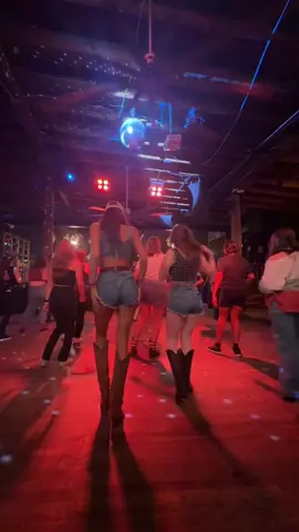 she said hey, i said get low 🤭 @Ashton Smyth #linedance #linedancer #linedancing #linedancersoftiktok #brunette #clt #fyp #foryoupage #trending #viral #ariat #countrybar #bar #nightout #honkytonk #friends #daisydukes 
