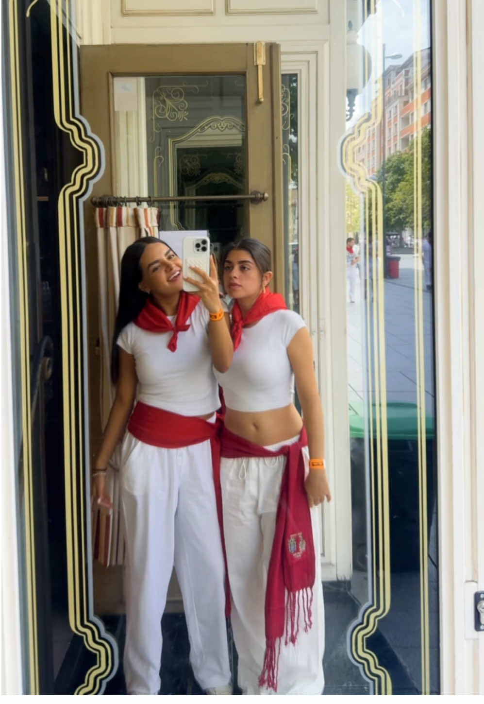 #pamplonada #sanfermin #pamplona #sanfermin2025 #pamplonaootd #arribaespaña #OOTD #chupinazo 🍷🍷
