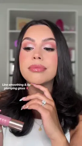Line smoothing & lip plumping gloss! 👄 Using shade “strawberry popsicle” 🍓 #lipplumper #lipgloss #lawlesslipgloss #lawlessbeauty @LAWLESS Beauty #lipcombo 
