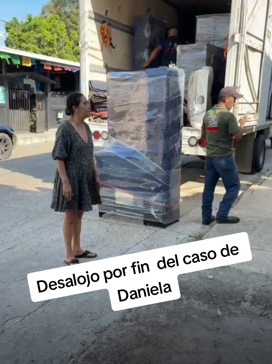 un pedacito del live de La Fondita de Doña Julia en Facebook vayan a verlooo a las 5:00pm es la hora límite para desalojar🔥. #fyp #desalojo #tampico 