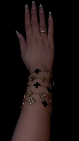 Découvre notre magnifique sélection de bracelets trèfle. Disponible dès maintenant sur notre site ! Le lien est dans la bio. -20 % avec le code : NORA2025 #bijoux #gold #fyp #norajewels 