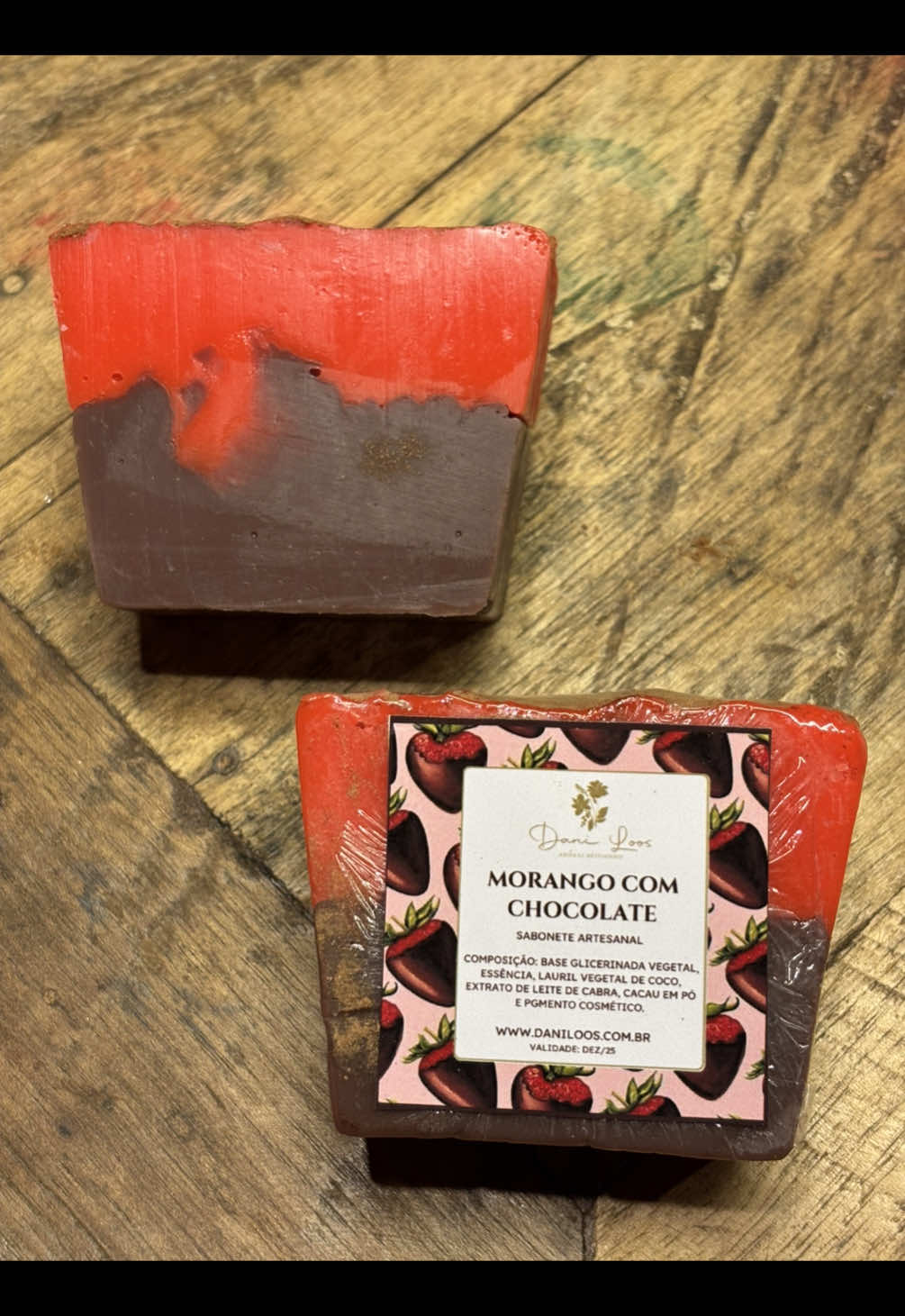 Você já imaginou tomar um banho com um sabonete de chocolate com morango? 🍫🍓 A mistura do doce, do cremoso e do aroma frutado transforma o banho em um momento de puro prazer. Quase como uma sobremesa para a pele! Além de lindo, ele é hidratante e perfumado na medida certa. Um carinho para o corpo e para os sentidos. ✨ E se eu te contar que você também pode criar sabonetes artesanais encantadores? Clique no link da bio e venha para A Encantada Fábrica de Sabonetes. Desperte a artista que mora em você  #soapmaking #saboariaartesanal #soapcutting #soap #asmr #glycerinsoap #chocolate #morango 