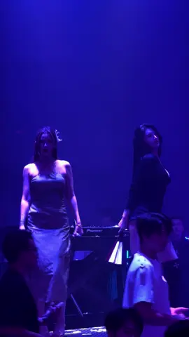 Đừng hỏi vì sao không rời mắt được… Vì 2 bóng đen này không chỉ ‘cháy’ – mà còn ‘cuốn’ cực mạnh! 🎧 Bật beat là bật luôn thần thái!” #2CoGaiAoDen #BlackOutMood #DanceTrend2025 #VisualDinhCao #BarRemix #ClubVibes #TikTokHotHit #Veo3 #CuonKhongLoiThoat #DJRemixNgatNgay #BayHetNac #GaiXinhTikTok #CapDoiThanThai #BlackQueenDance #PartyMoodOn #SoundOnVisualMax #TikTokTrend2025 #DanceNgatLuon