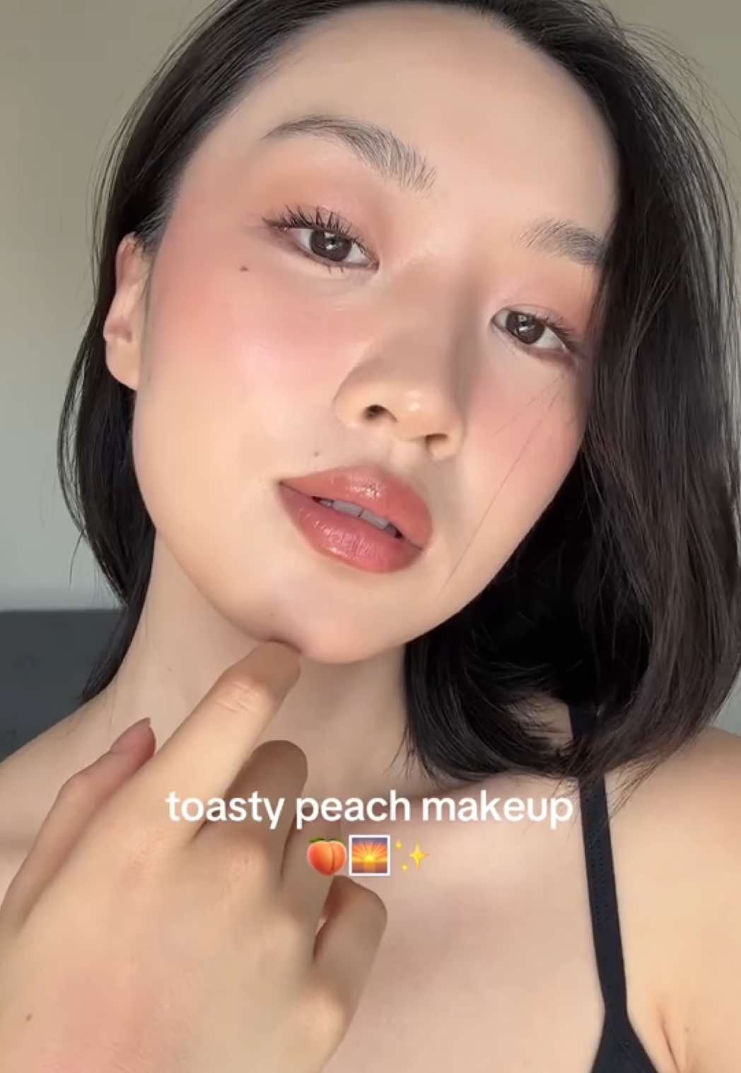 toasty peach makeup 🍑🌅✨ -suqqu foundation (210) @maccosmetics studio radiance concealer (n12) @Westman-Atelier countour stick (biscuit), lip liner (coucou) @Hourglass Cosmetics liquid blush (scene), glitter eyeshadow (aura), ambient lighting palette, lip glossing balm (desire) @Benefit Cosmetics brow gel -kiss me super waterproof long up mascara  @Huda Beauty eye pencil (super brown) @Fenty Beauty you mist setting spray  #summermakeup #makeuptutorials #grwmmakeup #MakeupRoutine #softglam 