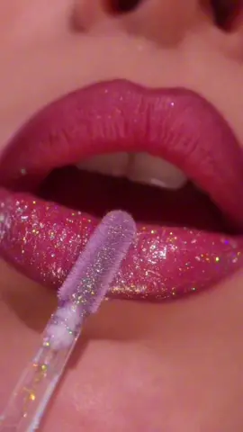 ATENÇÃO, BOCAS PEQUENAS! O Brilho Volume Labial BigMouth da PhálleBeauty chegou pra aumentar o volume… da sua autoestima! Com 4ml de puro poder, ele deixa a boca tão turbinada que até o espelho vai pedir bis. E o nome já diz tudo: BIG MOUTH, porque boca tímida aqui não tem vez. Efeito gloss, volume instantâneo e aquele toque de “parece que beijei pimenta… mas tô gata”. PASSA NOS LÁBIOS E PASSA A VERGONHA PRA QUEM NÃO TEM UM! Corre garantir o seu e deixa sua boca do tamanho da sua confiança!  #Big#BigMouthPhálleBeautyl#VolumeNosLábioso#GlossTurbinadoc#BocaPoderosai#BrilhoLabialPhálleb#LábiosDeImpactoo#GlossQueAumentac#BocaSemFiltrol#BelezaComAtitudeá#PhálleBeautyPowero#GlossComVolumei#BrilhoQueImpõeRespeitobiosTurbinados