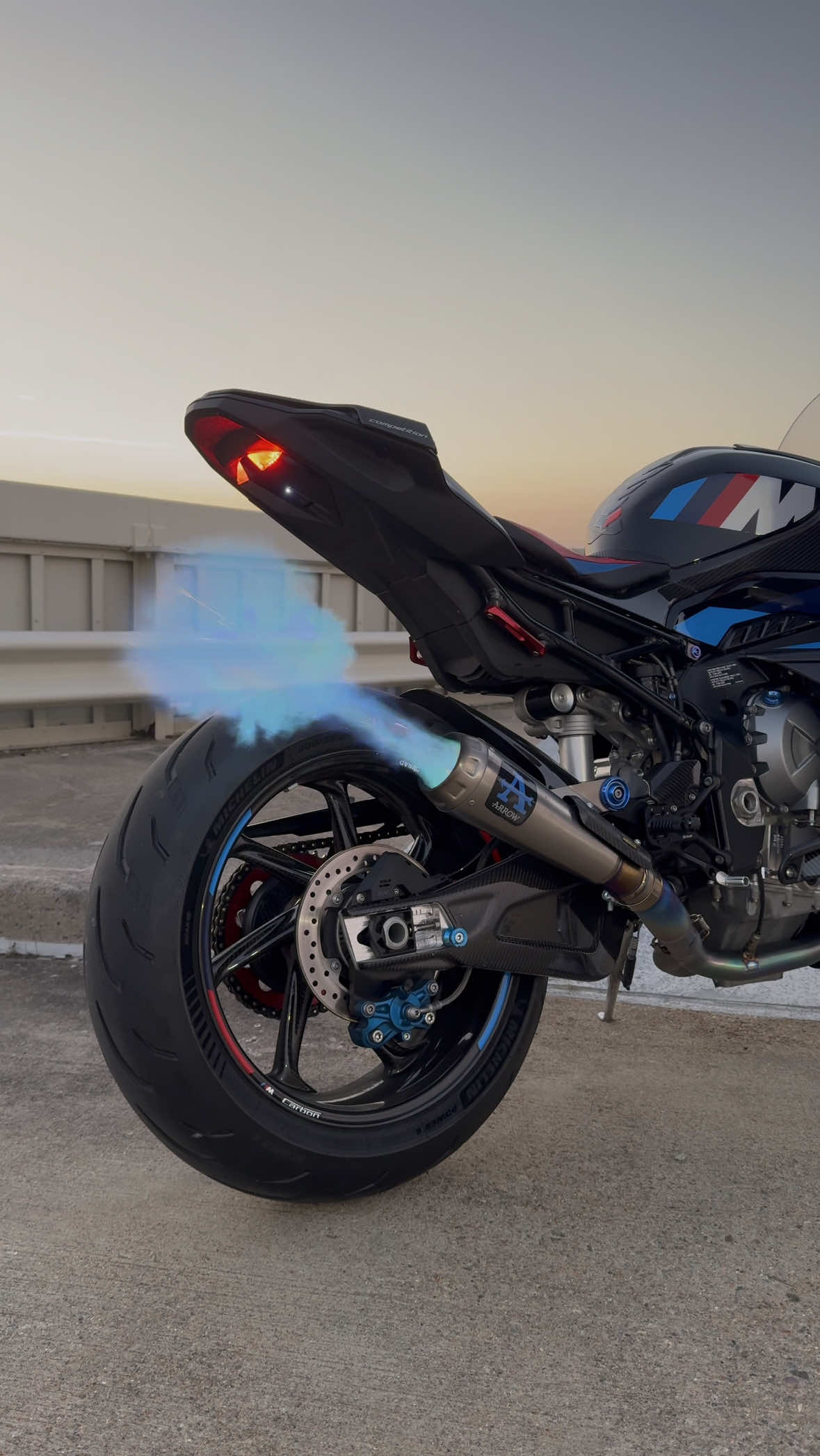 Stay ‘til the end for a bonus flame #m1000rr #superbike #motorcycle #biketok #carbonfiber #m1krr #s1000rr #m1000rrcompetition #bmw 