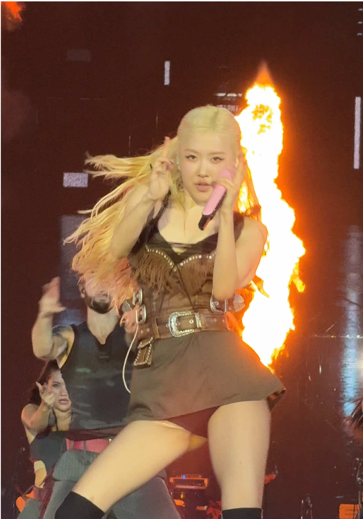 Rosé DDU-DU DDU-DU. I get my concert tickets from @onetic link in bio #BLACKPINK #블랙핑크 #WORLDTOUR #DEADLINE #ブラックピンク #BLINK #Rosé #로제 #Rosie 
