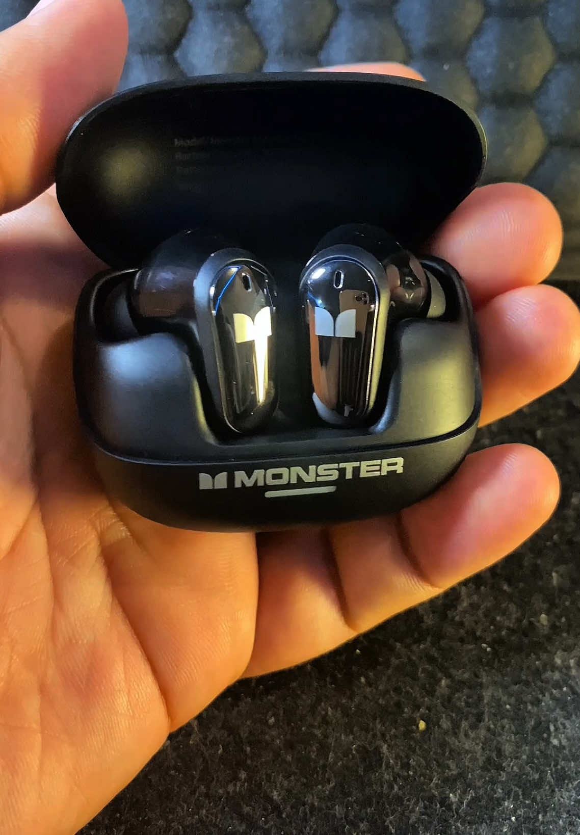 Kaya pala #earphone #earphones #bluetoothearphone #wirelessearphone #monsterearphone 