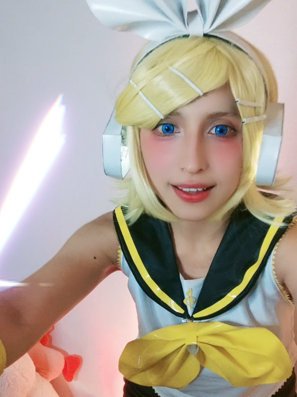 Stream con #rinkagamine en su Rinavidad🎄 todo random pero fue bonito💛 Incluyendo las mandarinas🍊😆  *+:｡.｡　｡.｡:+* #VOCALOID #giganticotn  #vocaloidcosplay #animegirl #dancecover #06 #cosplaytransition #mizorelee 