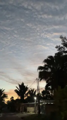 #syahdu #langitsendu #hujan #sendu #lauttengah #nyebranglautan #lautan #lautbercerita #lautanpasirbromo #naturevibes #diindonesiaaja #fypシ゚viral #fyppppppppppppppppppppppp #jalanjalantraveling #laut #kapalpesiar #ikanbakar 