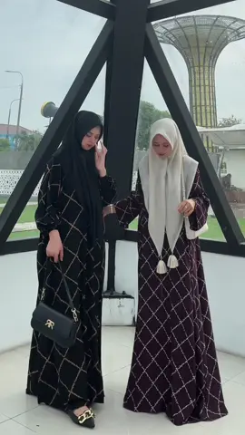 Motiff alaa alaa arabian 😍🫶🏻 simpleee tapi terkesan mewahhh elegant poll 💙🤍🔥 Kata akuu sih wajibb punya Dua duanya 👊🏻😭#kaftan #kaftanviral #kaftanrayon 