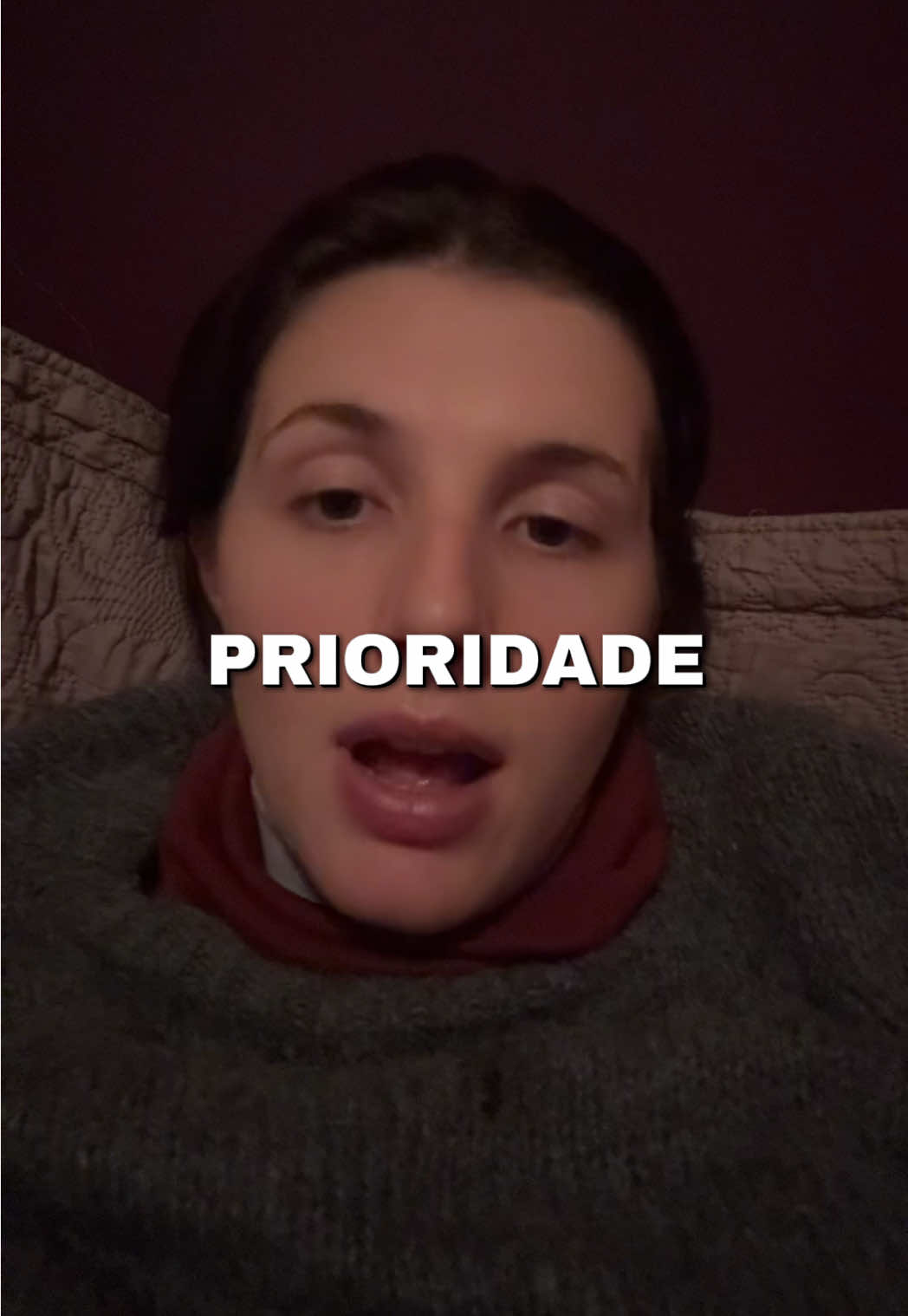 Você quer um tapa na cara?  Você sabe que ele não quer nada com você. Mas mesmo assim, você fica aí… Esperando que ele mude. Que ele te veja. Que ele te escolha. Só que homens assim não mudam. Homens assim se aproveitam da sua espera. Ele te manda mensagem quando quer. Te responde quando lembra. Te procura quando sente desejo — não quando sente falta. Você chama isso de conexão… Mas ele só te vê como um conforto fácil. Homem que te valoriza não confunde. Homem que te quer, não te testa. Homem que sente algo real, não some por dias pra depois aparecer com um “Oi, sumida”. E eu sei, dói admitir. Dói aceitar que você criou expectativa em cima de alguém que nunca te prometeu nada. Mas você também precisa se responsabilizar por continuar alimentando migalhas, achando que é amor. Ele já te mostrou quem é. Agora a escolha é sua: continuar se enganando… Ou ter coragem de sair desse ciclo. Homem que brinca com sentimento de mulher segura não merece resposta. Homem que não se decide, merece silêncio. Homem que não te assume, perde o direito de ter acesso à sua entrega. Você é inteira. E homem que não te enxerga como prioridade, não merece te ter nem como opção. Não fique onde você precisa se diminuir pra caber. Amor de verdade não confunde. Não some. Não finge que sente. Amor de verdade se prova. #amor #conselhos #verdades #dor #relacoes #valoriza #machuca #doi #sentimentos #escolhas #prioridades 