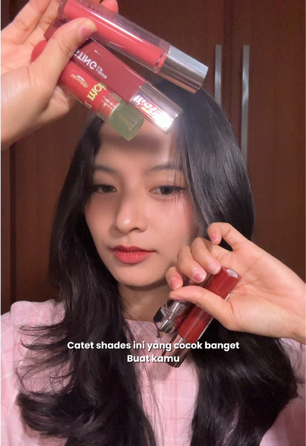 Cobain Wardah Lipcream buat WARM UNDERTONE yang bikin bibir terlihat sehat, warnanya pigmented, dan tahan lama 💋 Cocok banget buat dipakai daily sampai special occasion 🫶🏻 @Wardah Beauty Official  💄PROMO 7.7 ALERT! BUY 2 GET 3 *Special Price 77k on lip product* Yuk, borong lipstick Wardah sekarang juga sebelum kehabisan! #Wardah #LipstickWardah #RekomendasiLipWardah #WardahLipCream #OverskinLipCheck 