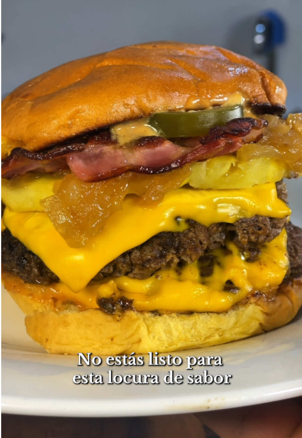 Doble carne de 120g, piña asada, tocino crujiente, cebolla caramelizada y jalapeños🔥 La gente me dice que estoy loco por mezclar piña con picante… pero cuando la muerden, no dicen nada 🤐🍔 #s#smashburgerburger #a#antoniocoronelfoodtok #hamburguesa 