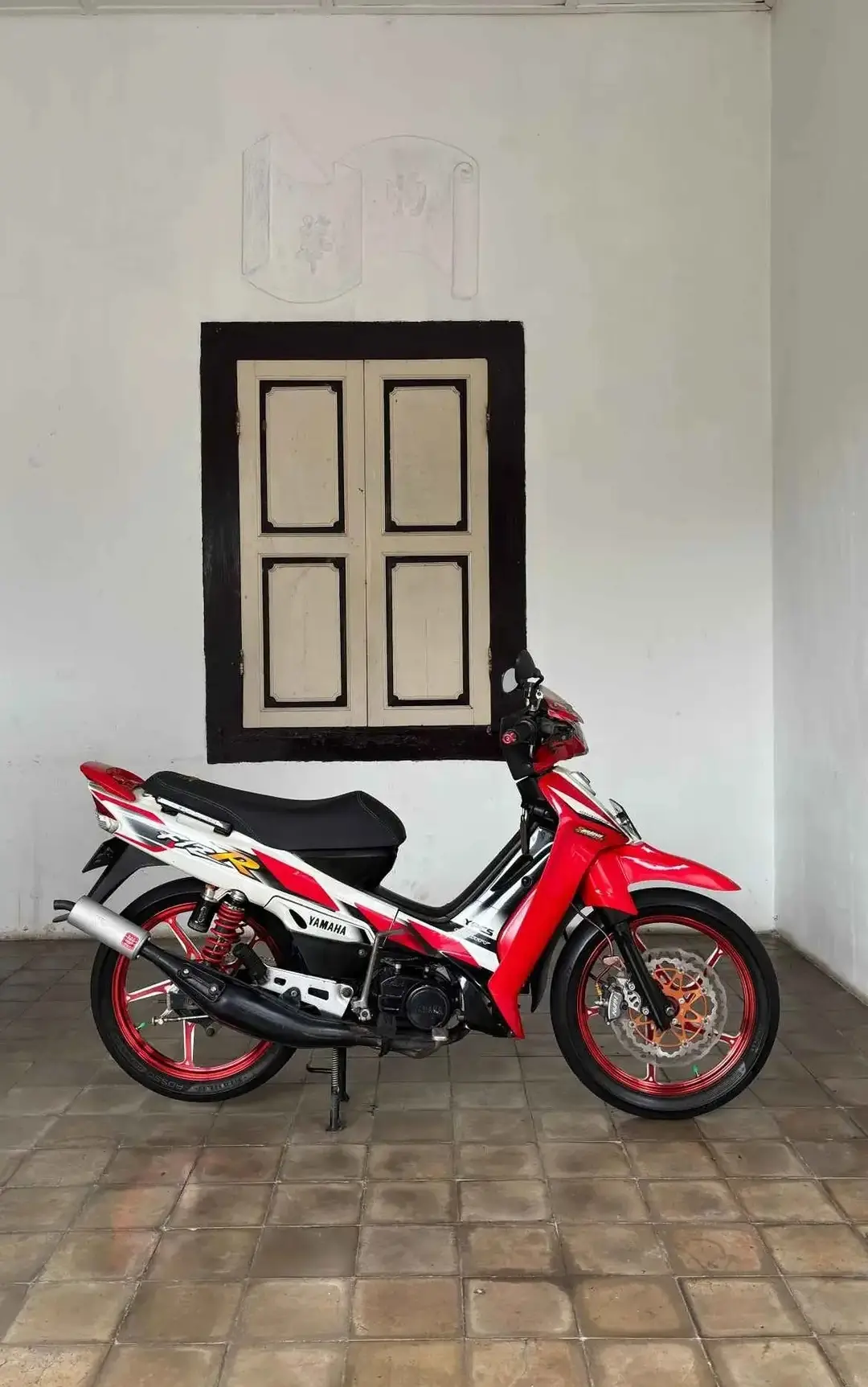 Fiz R Asli Merah Ardath tahun 2000 plat ab sleman tangan 1 pajak telat bulan lalu plat panjang dokumen lengkap olsam pisah starter tangan os 75 belum ob karbu std original pengapian full original lampu nyala semua  indikator nyala aki GS kampas kopling pake suzuki fr per kopling pake suzuki smash shock belakang ktc original knalpot rtx kompetisi piringan 300mm merk DAY sarung jok merk SND velg vnd ak55 ban depan belakang pirelli diablo roso master rem rcs19 vietnam handle kopling r25 lampu putih  body original kecuali batok gir sss dan rante semua baru ukuran 37-14 kaliper nissin+breket duralium selang rem tdr spakbor 125z paha rem belakang merk nui racing Rp.9.000.000 #2takindonesia #fizr #2tak #yamahafizr #jualbelipartmotor #fizrindonesia #jualmotor #rxking135cc #fizrnusantara #fizrlovers #jualfizr 