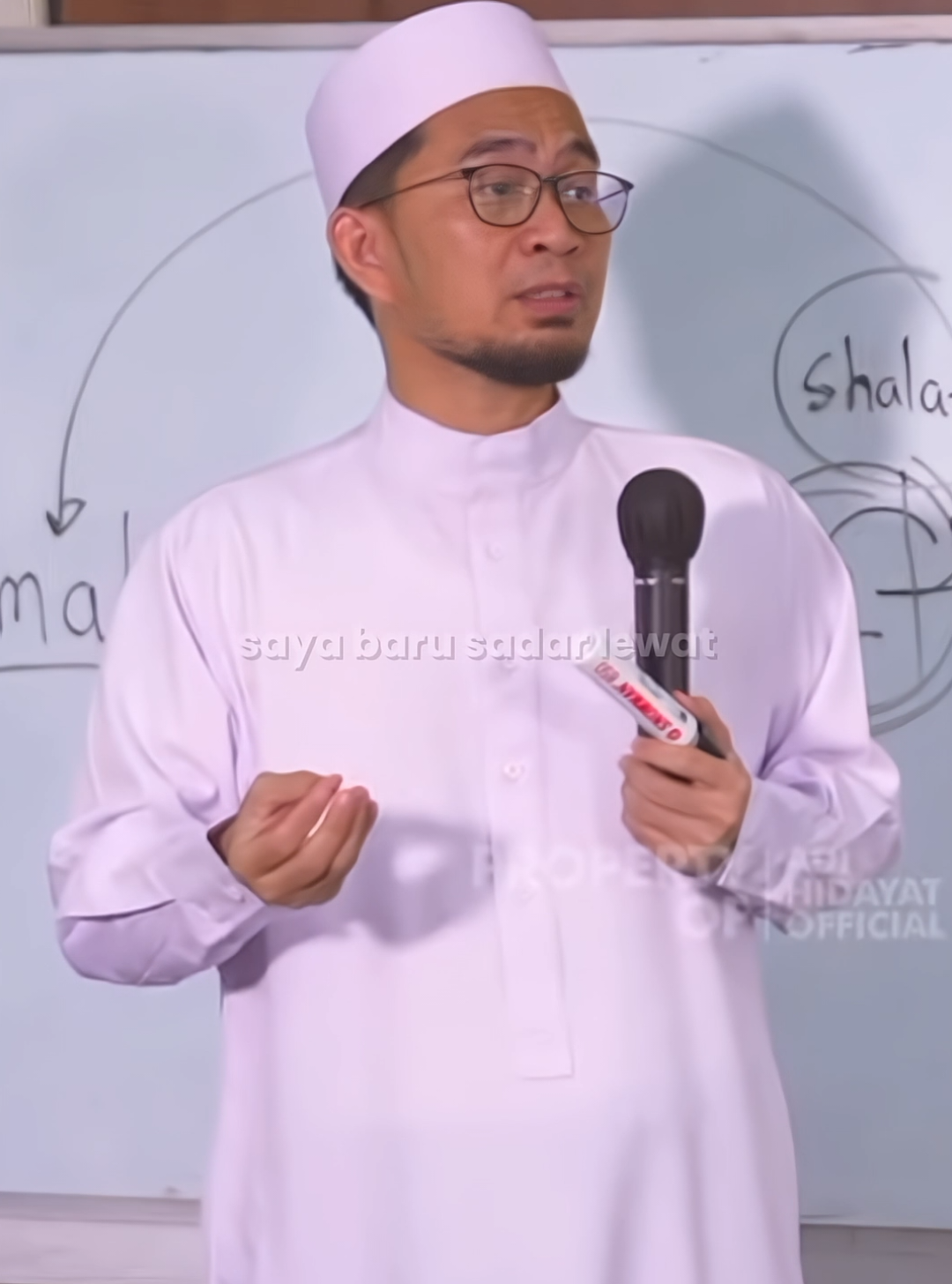 Sholat Subuh Kesiangan . Pelaksanaan sholat Subuh lewat dari waktu tersebut atau dilakukan setelah matahari terbit maka dianggap kesiangan. Nah, ketika bangun kesiangan dan terlewat sesi sholat Subuh maka sholat harus segera di-qadha sehingga niatnya menjadi mengqadha. Sebagaimana perintah mengqadha sholat ini dijelaskan oleh Mustafa al-Khin dan Musthafa al-Bugha dalam Kitab al-Fiqh al-Manhaji 'ala Madzhabi Imam al-Syafi'i yang dilansir dari laman NU. وأما القضاء: فهو تدارك الصلاة بعد خروج وقتها، أو بعد أن لا يبقى من وقتها ما يسع ركعة فأكثر وإلا فهي أداء Artinya: Adapun qadha (dalam shalat) ialah melaksanakan sholat sesudah habisnya waktu, atau sesudah waktu yang tidak mencukupi untuk menyelesaikan satu rakaat atau lebih. Kondisi sebaliknya disebut adâ' (Mustafa al-Khin dan Musthafa al-Bugha, Kitab al-Fiqh al-Manhaji 'ala Madzhabi Imam al-Syafi'i, [Surabaya: Al-Fithrah, 2000], Juz I, halaman 110). Sementara menurut al-Khin dan al-Bagha, ada dua macam qadha yang dijelaskan sebagai berikut: 
