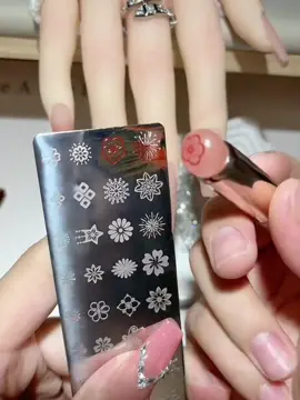 Combo làm in m..0ng nail với nhiều hoạ tiết khác nhau#vanvyshop #nailboxthietkemongup #nailbox #khuoninnail #lammong #xuhuong #fyp #lamdep 