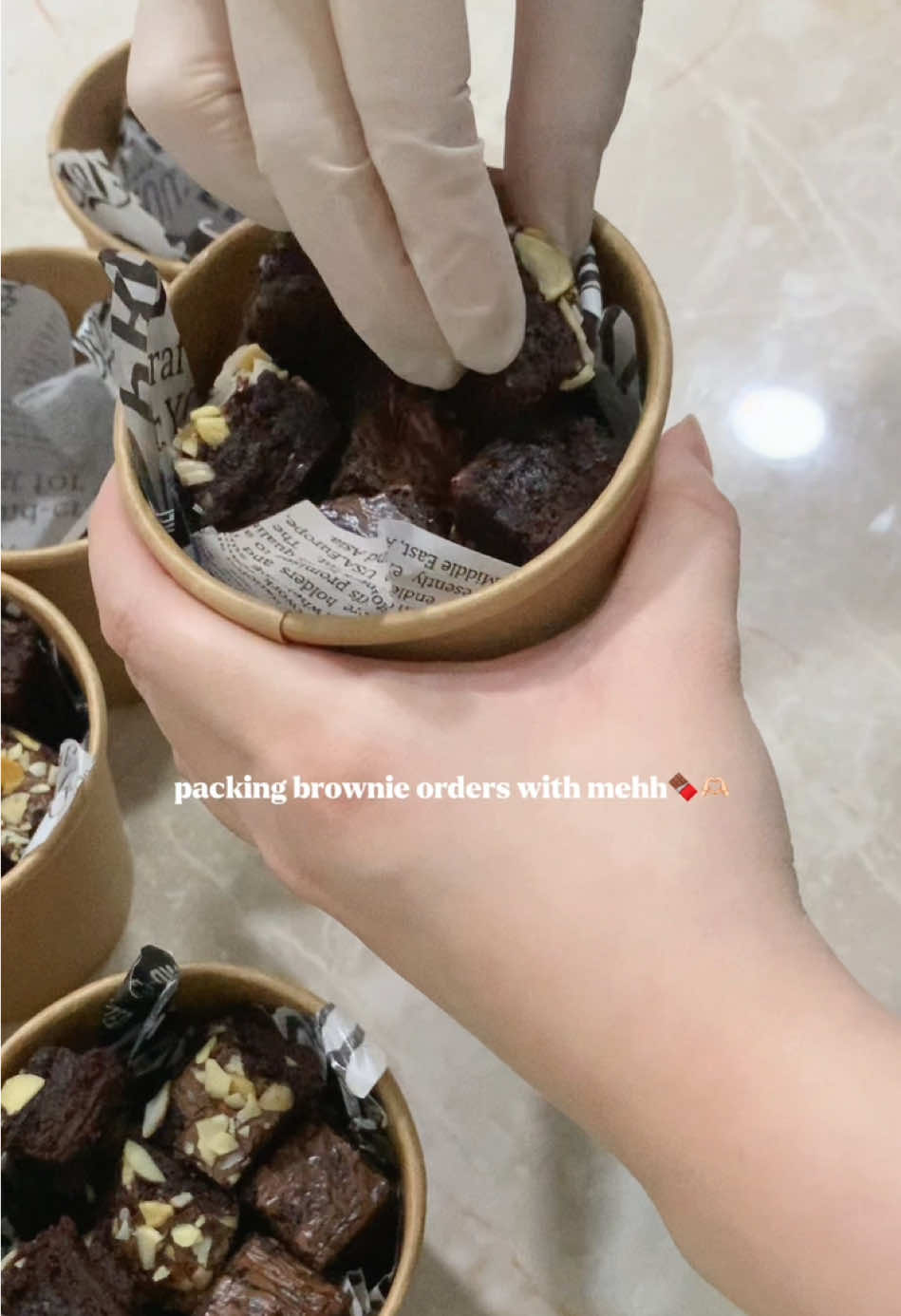 17 bites/cup start from 29k di tokoren😮‍💨 (link di bioo) #brownies #browniesurabaya #chocolatebrownies #brownie #fudgybrownies #browniebites #browniecup #packingorders #almondbrownies #brownieshampers #browniegift #packingasmr #fyp 