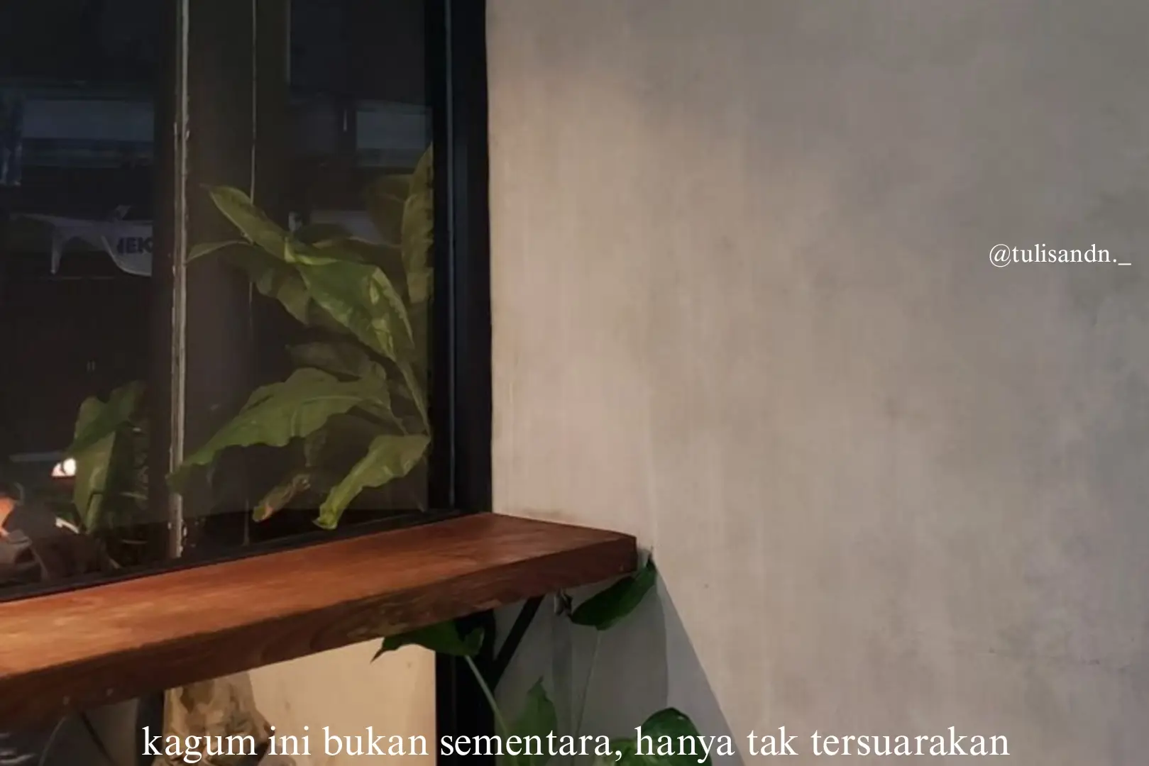 aku tidak sedang bermain rasa. Ini bukan sekadar detak sesaat yang lewat lalu lenyap. apa yang kurasa untukmu… nyata. tapi aku memilih diam, bukan karena tak cukup berani, melainkan karena aku terlalu takut jika suaraku membuatmu menjauh. ada caramu memandang dunia yang membuatku ingin lebih baik. ada caramu bersikap, yang membuatku mengagumi tanpa henti. aku memperhatikanmu dalam tenang, mendoakanmu dalam bisu, dan mencintaimu dengan cara yang tak banyak orang tahu. kagum ini tidak meledak-ledak, tidak penuh drama atau pengakuan. tapi dia setia… berdiam dalam hati, berdoa dalam sujud, berharap dalam rahasia. mungkin kamu tak pernah tahu, atau bahkan tak pernah sadar. tapi sejak lama, kamu sudah jadi nama yang paling sering kusebut bukan di bibirku, tapi di dalam doaku. #tulisandn #tentangkamu #tentangrasa #ceritakamu #ceritakita #qoutesoftheday #qoutes #masukberandafyp #masukberandamu #fypシ #fypage #fyp 