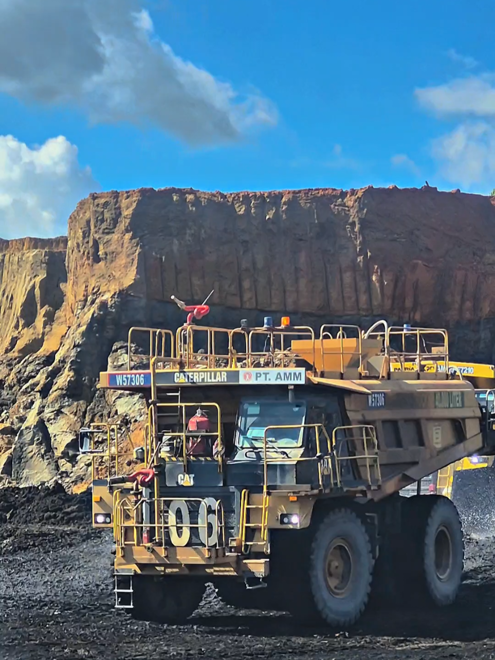 kenapa mobil ini menyiram ? ada yang bisa jelaskan ! #tambangbatubara #storytambang #kulitambang #tambang #ammsitemifa 