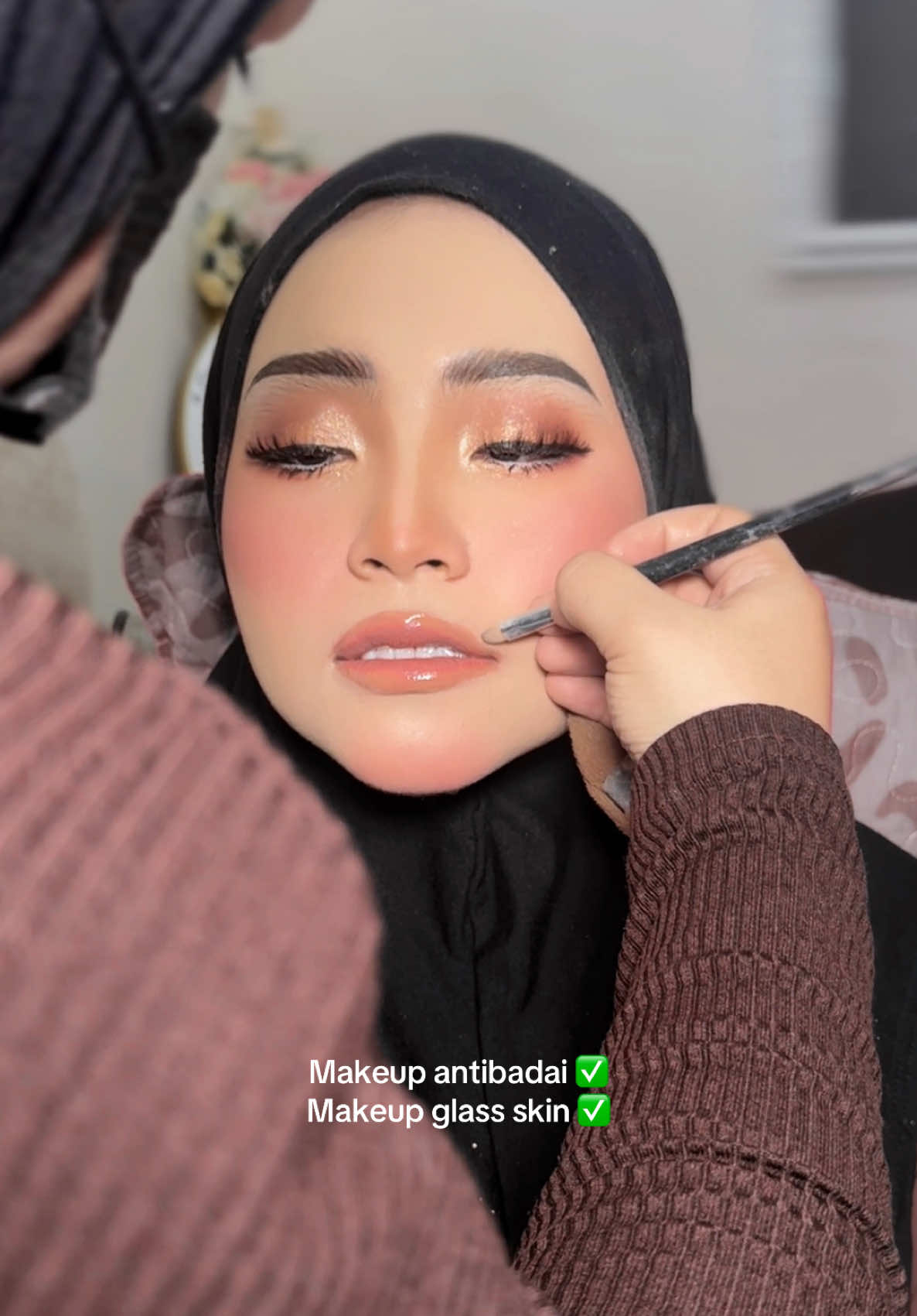 Sis suka makeup glowing2 ala glass skin tapi antibadai gitchew 🤏🏻 tapi bride/client sis yang suka matte look tak suka glass skin boleh je request tau ✨🤍 Btw sis based dekat JB, tapi sis boleh travel jugak okie!  #fyp #makeup #makeupantibadai #antibadai #makeupglassskin #muajb #muakulai #muakotatinggi #muabenut #muapontian #muakluang #muajohor 