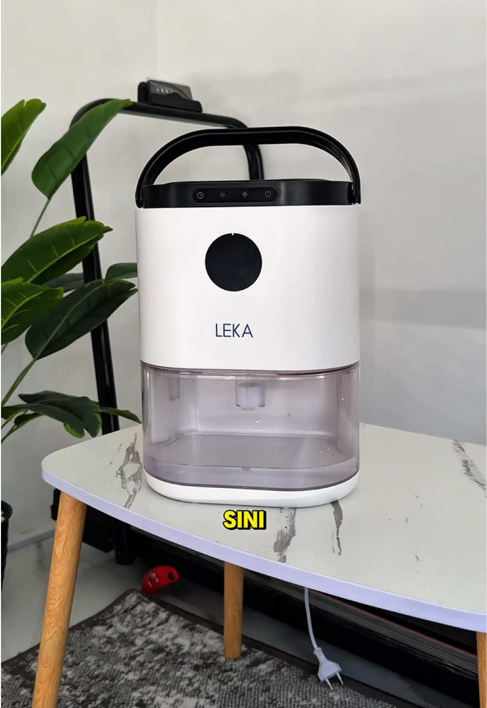 ruangan yang awalnya lembab sampai angka 80% bisa turun sampai angka 70% karena menggunakan dehumidifier leka #dehumidifier #serapkelembaban #blackmold #dh6223 #leka #ruanganlembab @LEKA 