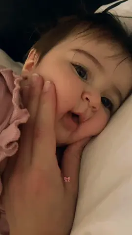 وانـا قـلبـي لحُـب الاطـفاال مَيـاال.🥹🩷🎀 . #اطفال  #couplemuslim  #الحب_الحلال  #الحجاب_الشرعي  #🖤🖤👑 