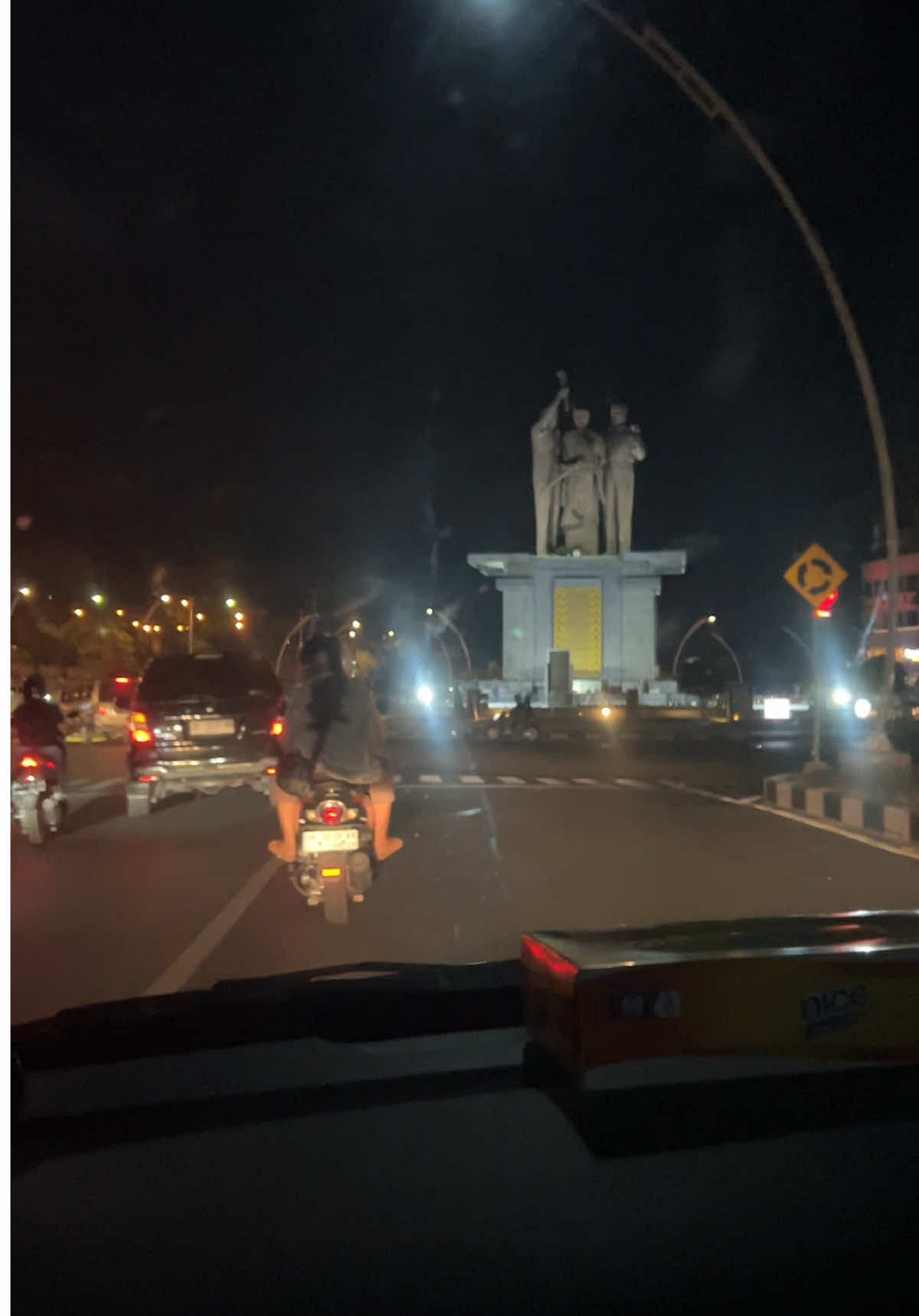 Suasana malam sepanjang jalan jembatan Liliba menuju patung Tirosa #kupang #nttpride🏝🔥 #jembatanliliba #patungtirosa 