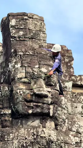 អ្នក​ថែ​អង្គរ​