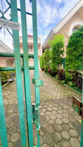 Jajan Ice Cream Jadul di malang sambil menikmati arsitektur rumah lawas yang masih terawat dengan baik #malang #malanghits #malang24jam #exploremalang #malangterkini #malangkuliner #masukberanda 