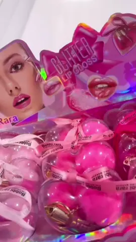 Um brilho que fala mais que mil palavras. O Glitter Lip Gloss Amor Anjo chegou pra roubar a cena e corações. Vem num estojo em formato de coração com glitter, um chaveiro super fofo e um gloss que deixa seus lábios hidratados, com brilho intenso e aquele toque angelical impossível de ignorar. Porque seus lábios merecem um carinho com brilho, estilo e muita atitude. Corre garantir o seu. Perfeito pra presentear ou se mimar mesmo, porque você merece. Clique agora e leve esse mimo dos sonhos pra casa! #LipGlossAmorAnjo #GlossComBrilho #BelezaComEstilo #GlossDosSonhos #MakeGlow #ChaveiroFofo #EstojoCoração #BrilhoAngelical #DicaDeBeleza #PresenteCriativo