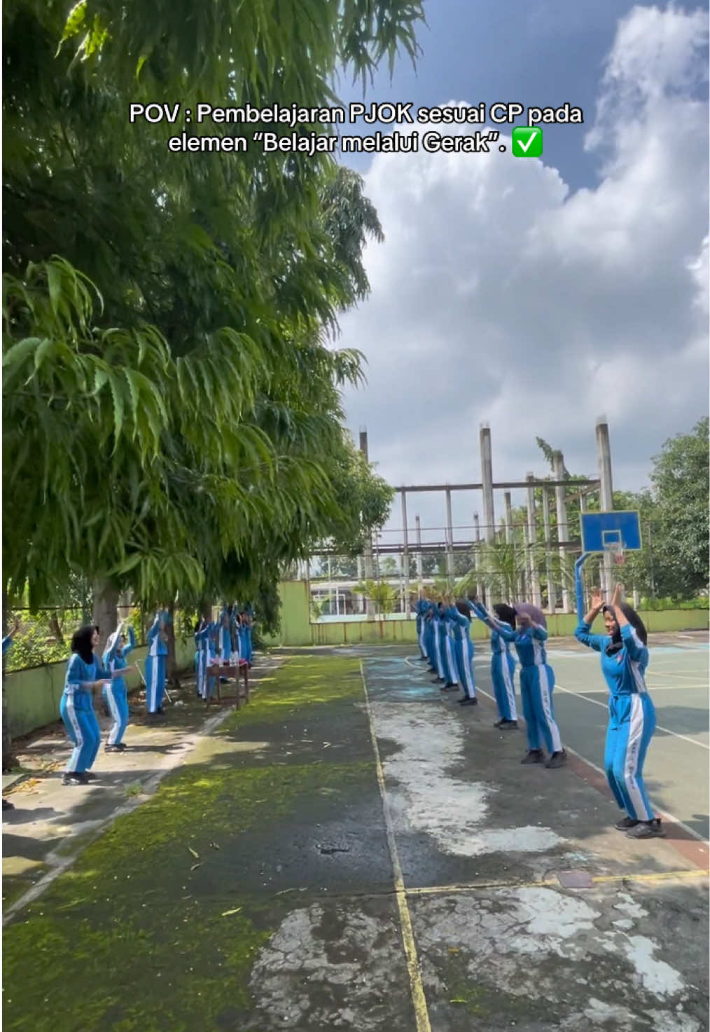 Banyak sekali hal baru yang bisa pak Hasan dapat setelah mengikuti @Nutrifood Official Tiktok @nutrifoodpetheacer guys! Salah satunya adalah pendalaman belajar tentang penerapan elemen dalam CP kurikulum terbaru yang tentunya dengan pendekatan  Deep Learning. Salah satu elemen yang saya suka adalah “Belajar melalui Gerak”. Pada saat materi ini kemaren disampaikan oleh pemateri yang luar biasa, yaitu @Coach Bagus bener-bener daging semua. Jadi pembelajaran PJOK itu bukan sekedar harus bisa dan kecabangan olahraga. Tapi lebih luas dari itu. Dari hal kecil yang tadinya makan-makanan tidak sehat menjadi terbiasa makan-makanan yang sehat itu juga merupakan achievement yg baik untuk siswa kita. Dalam elemen ini, peserta didik diharapkan memiliki strategi gerak yang telah dikuasai dalam situasi gerak yang berbeda. Serta dalam pembelajaran karakter jelas peserta didik belajar betapa pentingnya sikap fairplay dan menghormati teman. Selain itu, kami juga diajari bukan sekedar tentang pengetahuan olahraga (mengukur luas dan menggambar lapangan). Tapi kami juga ditantang untuk terus meningkatkan kompetensi dalam mengajar gaya hidup sehat. Pelatihan ini membuka wawasan baru tentang nutrisi dan pendidikan. Semua materinya daging dan harapanya saya bisa langsung menerapkannya di kelas saya. Sehingga ikut membantu neningkatkan generasi sehat menuju Indonesia emas! Oiya, satu lagi. Mau tag pengisi yg gak kalah keren nih @Marsaria Primadonna @Jesaya Christian ✨ #guru #gurupjok #guruolahraga #NutrifoodPETeacher #ChallangeNPET #GuruPJOKBerdampak ##GayaHidupSehat #NutrifoodBermakna 