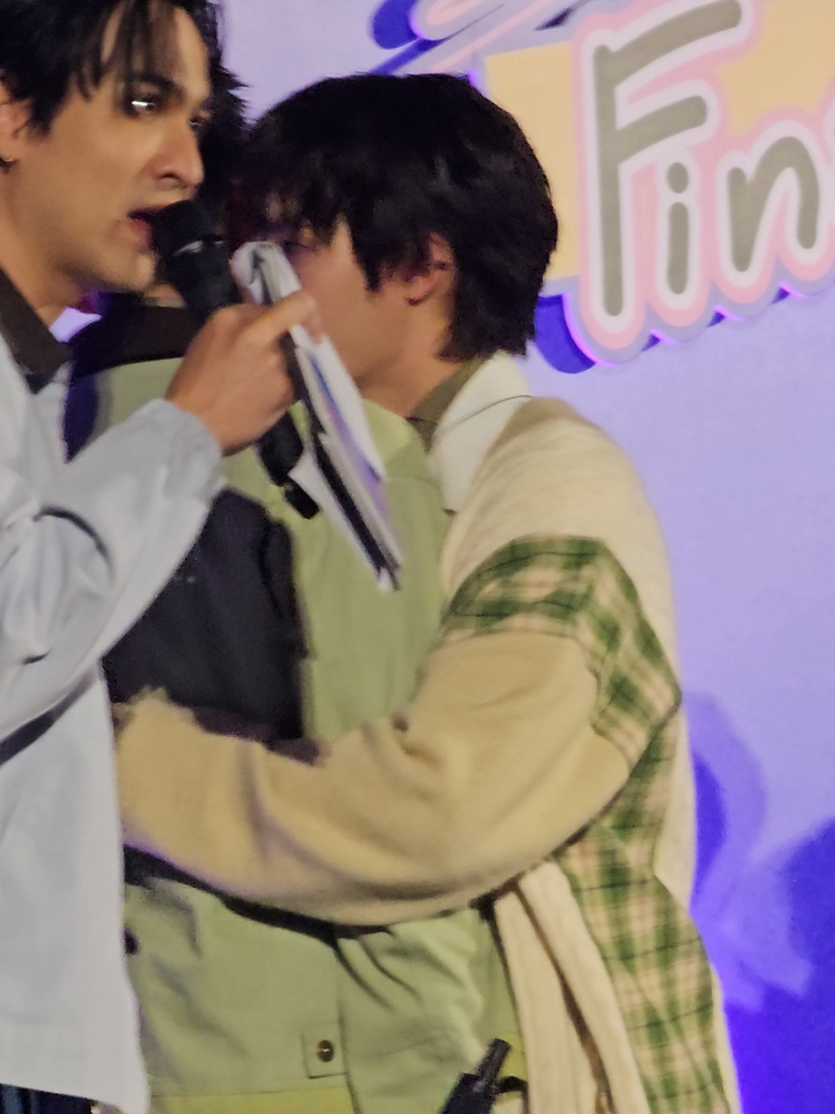 น้องเคนร้องไห้หนักมากตอนพี่ลูคพูดความในใจ พวกเค้าผ่านอะไรด้วยกันมาเยอะแหละ คงรับรู้ถึงสิ่งที่คงพี่ต้องเจอมา... @ken_lim8 @tananloh__  @Luke  @satemkcim  #boysinloveseries  #เปิดเทอมใหม่หัวใจหัดรัก  #boysinlovefinalep #lukemick  #ลูคมิค  #kenpaul  #เคนพอล 