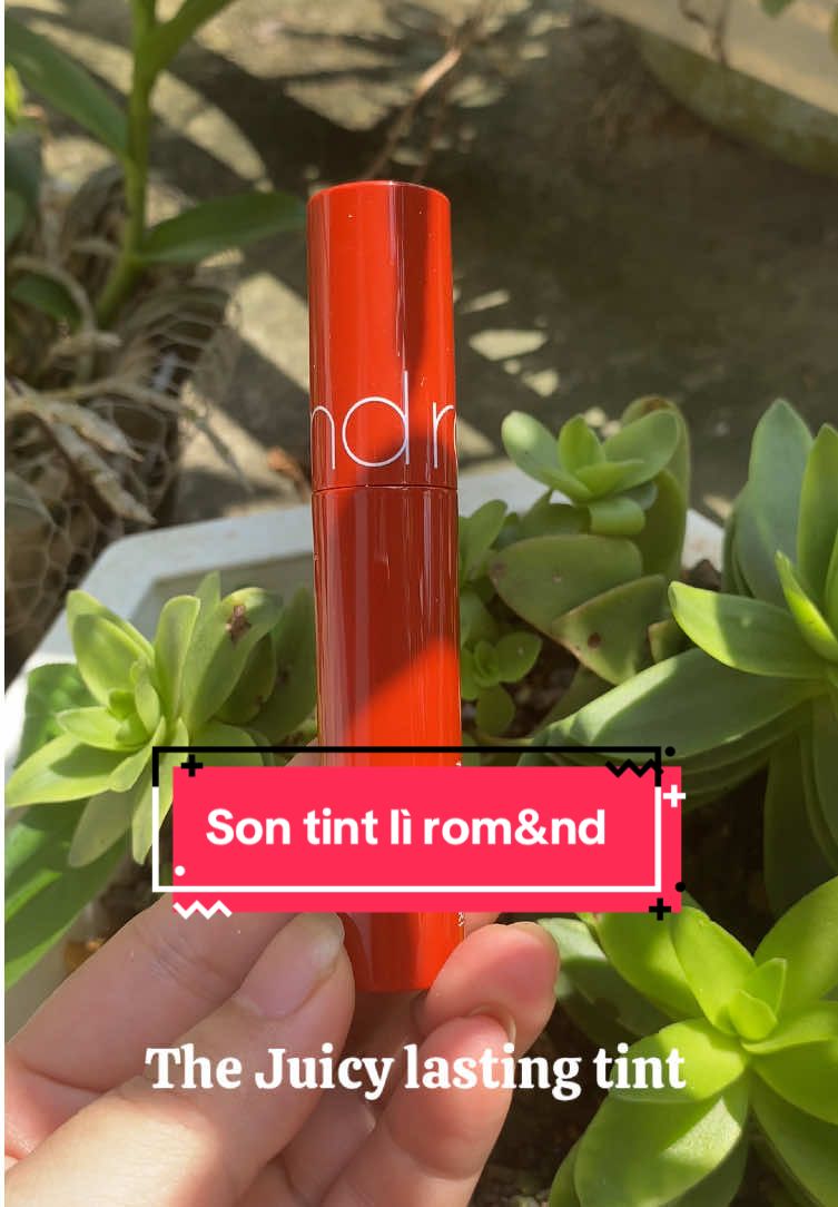 Son tint lì hàn quốc Rom&nd lên đúng màu, mịn môi và kết hợp dưỡng bóng giúp đôi môi căng mọng😍😍😍👇👇👇
