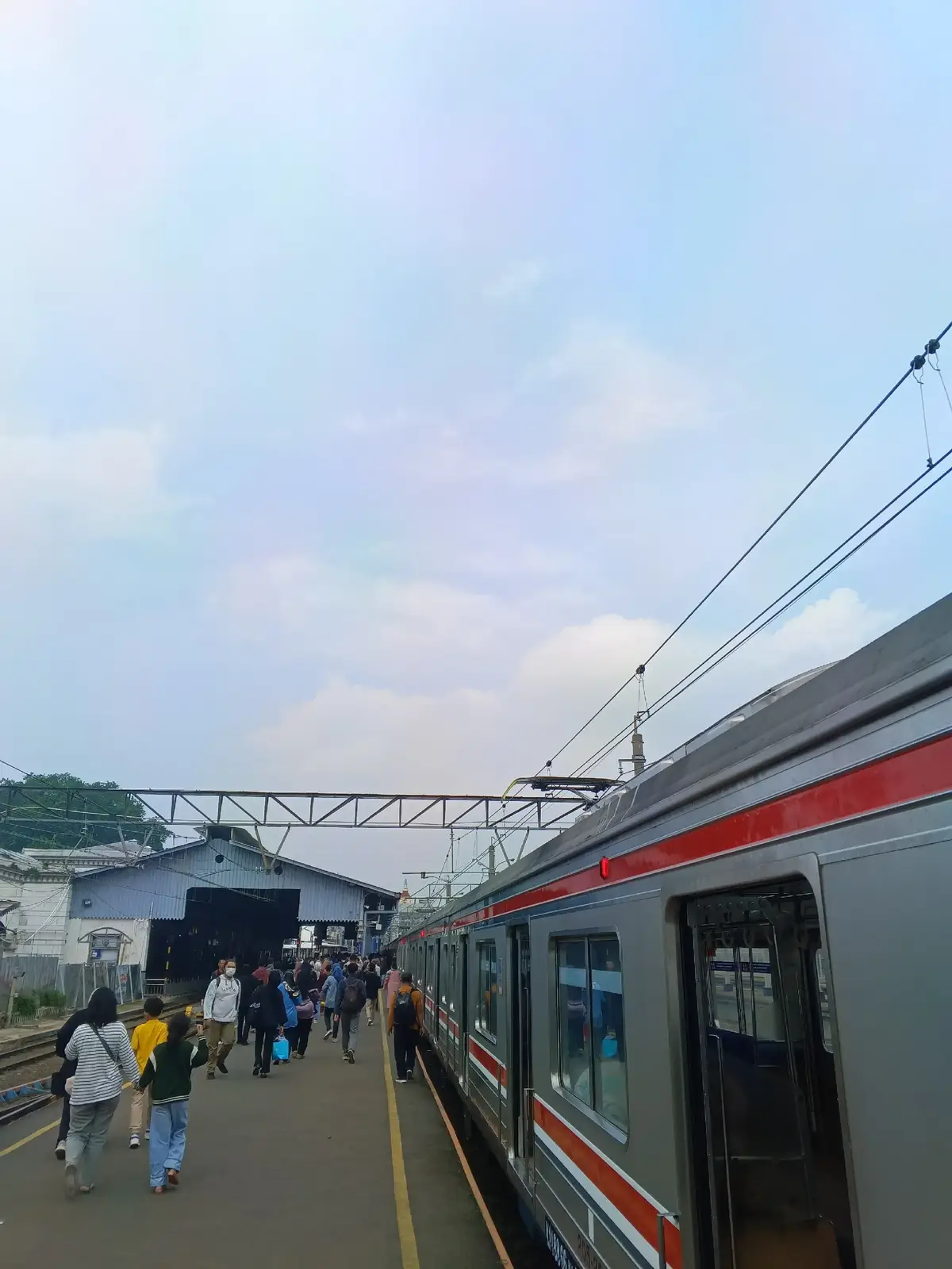 Naik KRL dari Jakarta ke Bogor? Gampang! 🚆 Cukup tap kartu, duduk santai, dan nikmati pemandangan. Jangan lupa patuhi aturan, jaga barang bawaan, dan utamakan keselamatan. #KRLJakartaBogor #TransportasiUmum