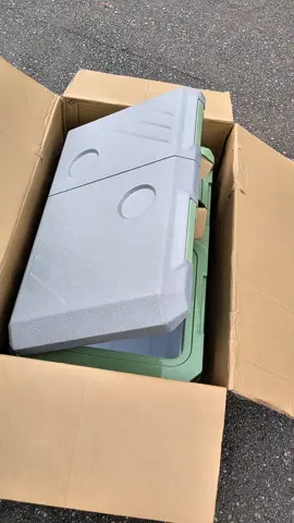 Tủ lạnh Ô tô 12V Alpicool BCD18Pro 🌟 Dung tích 24L, 2 ngăn 2 cánh độc lập ✅ Làm lạnh nhanh – đông đá sau chỉ khoảng 2h30p ✅ Cắm điện xe 12V/24V hoặc điện dân dụng 220V ✅ Làm lạnh sâu tới -20°C, cực nhanh – cực êm ✅ Thiết kế gọn gàng, nhựa ABS bền bỉ, lựa chọn tin dùng của các bác tài xe tải , xe đầu kéo ChengLong, Howo, dân Camping, dã ngoại, du lịch, ….  ✅ Thiết kế gọn nhẹ, nắp mở đôi tiện lợi – chất xịn từ ngoài vào trong 🚛 GIAO HÀNG TOÀN QUỐC 🛡️ BẢO HÀNH 12 THÁNG – ĐỔI MỚI 30 NGÀY