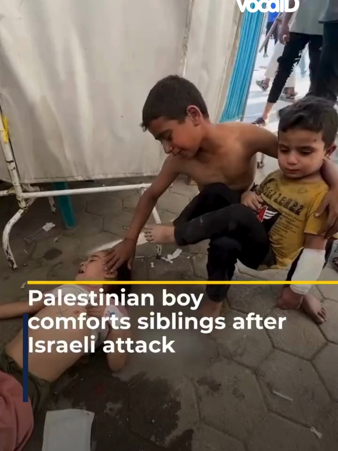 Anak laki-laki Palestina ini menghibur adik-adiknya setelah mereka terluka dalam serangan Israel yang membidik tempat penampungan pengungsi di Kota Gaza, Rabu (2/7/2025). :(   #vocaid #kamuharustau #Palestine #Israel #gaza