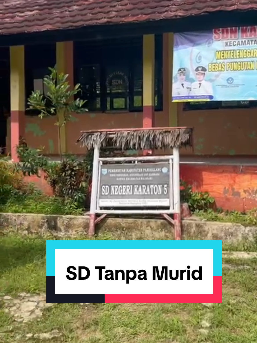 Tak Dapat Murid, SD Negeri di Pandeglang Terancam Tutup Sekolah Dasar Negeri (SDN) Karaton 5 di Kampung Parung Sentul, Kelurahan Karaton, Kecamatan Majasari, Kabupaten Pandeglang terancam tutup karena kekurangan murid pada tahun ajaran baru 2025-2026. SDN Karaton 5 lokasinya berada dekat dengan pusat kota namun pada tahun 2025 ini tidak mendapatkan murid baru. Video : Purnama Irawan #muridbaru #tahunajaranbaru #sdnkaraton5 #kabupatenpandeglang #kekuranganmuridbaru #berita #viral 