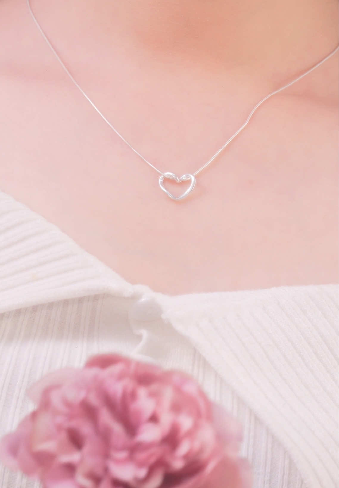 D0319 - Dây chuyền TLEE tim trơn dây mì. Style basic mà sang – cổ chữ V mix em này là điểm nhấn hoàn hảo ✨#tleejewelry #daychuyenbactlee #lactaybactlee #nhanbactlee #nhandoibactlee #khuyentaibactlee #lacchanbactlee #setquatangtlee #trangsuc 