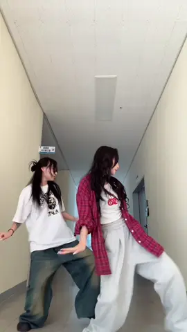 Dynamite ❤️‍🔥 #fyp #foryou #twins #bts#dynamite #dance#viral#trend#btsdyanamite #tiktok#추천#방탄소년단 #다이너마이트#tiktokviral #korea