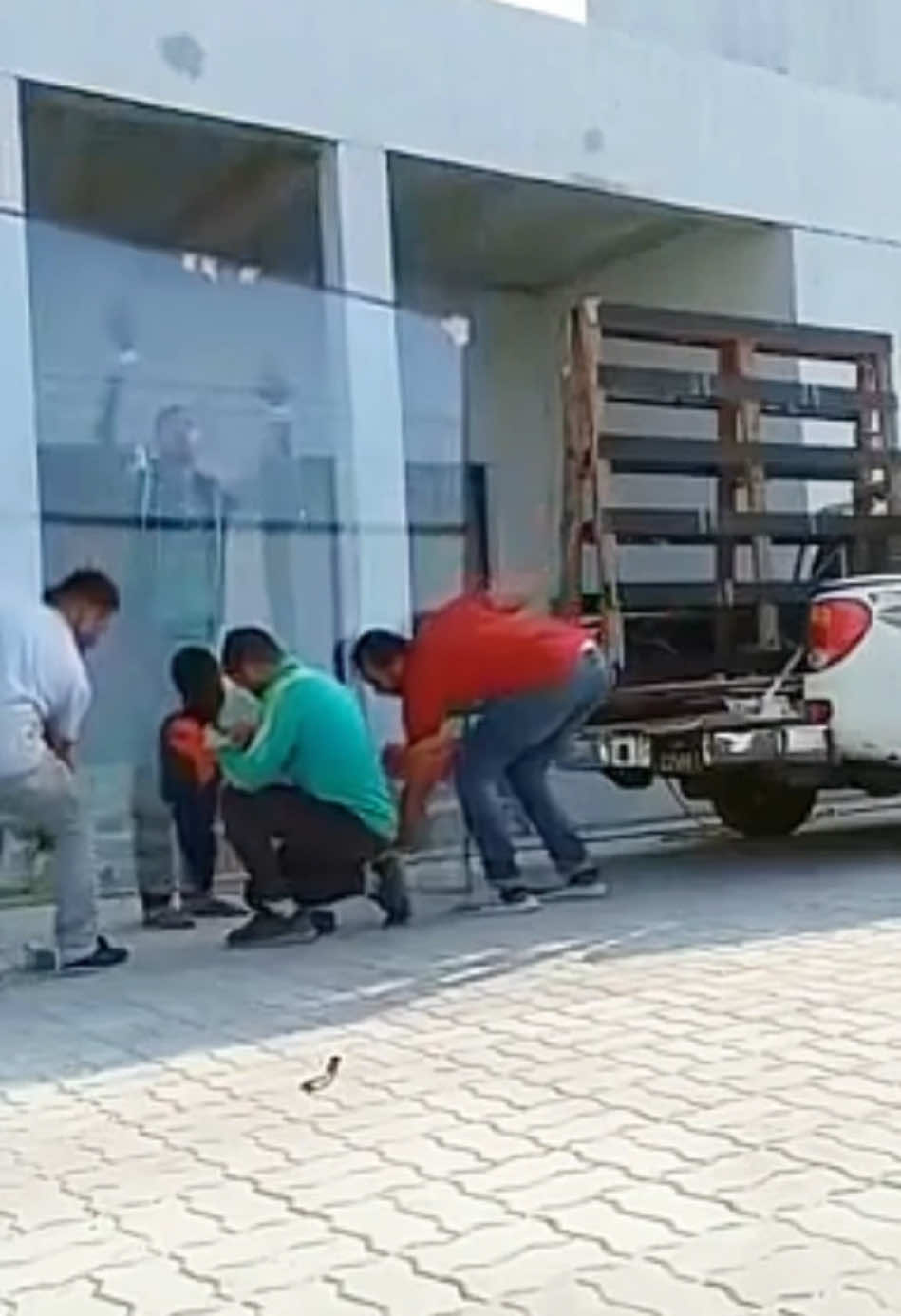 breakingglass#satisfying #asmr #oddlysatisfying #fyp #foryou #glass #breakingglass