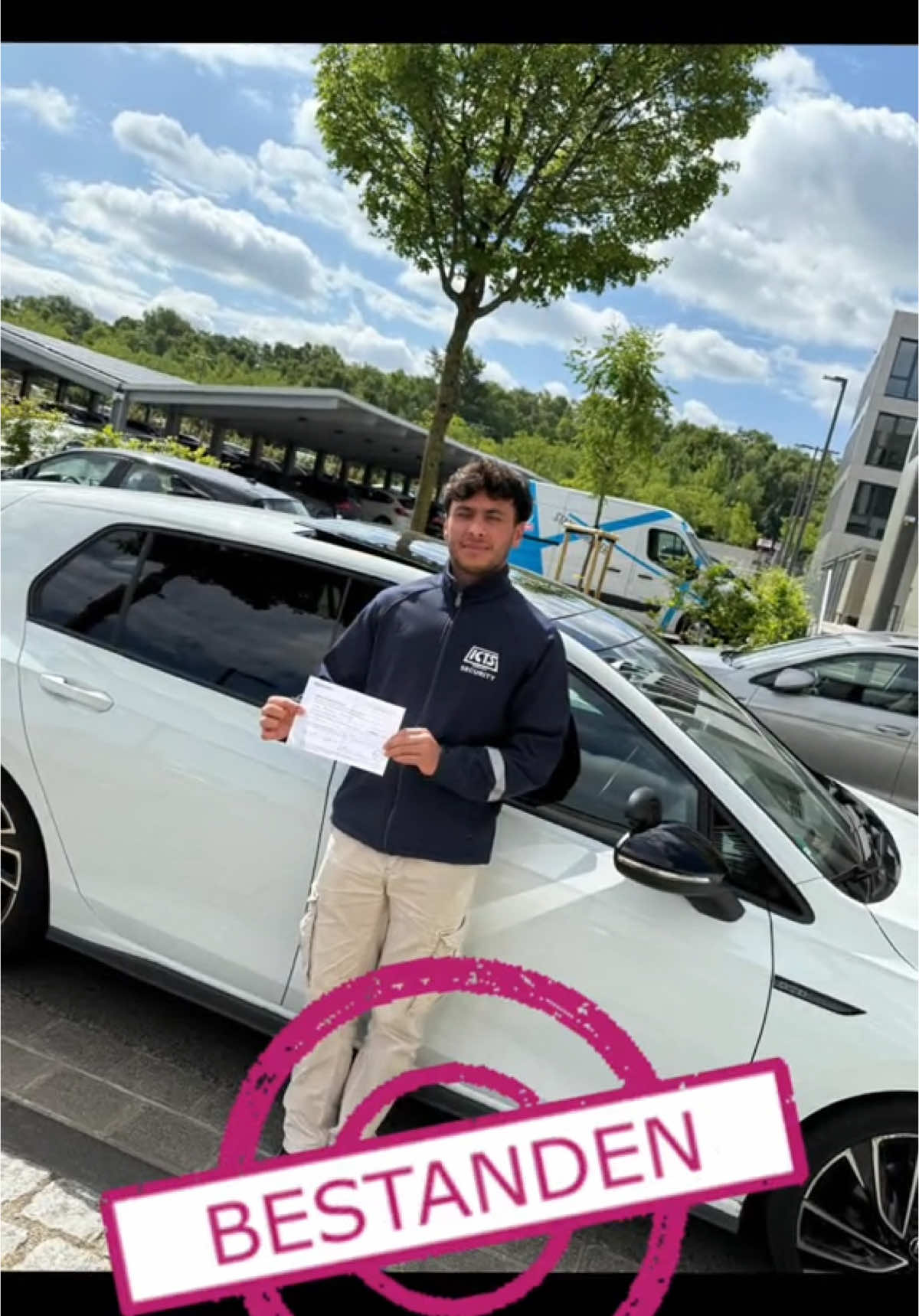 HERZLICHEN GLÜCKWUNSCH MOMO😊..DU HAST ES AUCH GESCHAFFT🙏🏼🎉🎊🎉🎊 WÜNSCHEN DIR VIEL SPASS BEIM FAHREN😊🙏🏼🧿 #fahrschuleayno24gmbh🚘🚘🚘🚘 #fahrschule #fahrschüler #foryou #fypシ #viral_video #BESTANDEN #WIRMACHENESMÖGLICH 